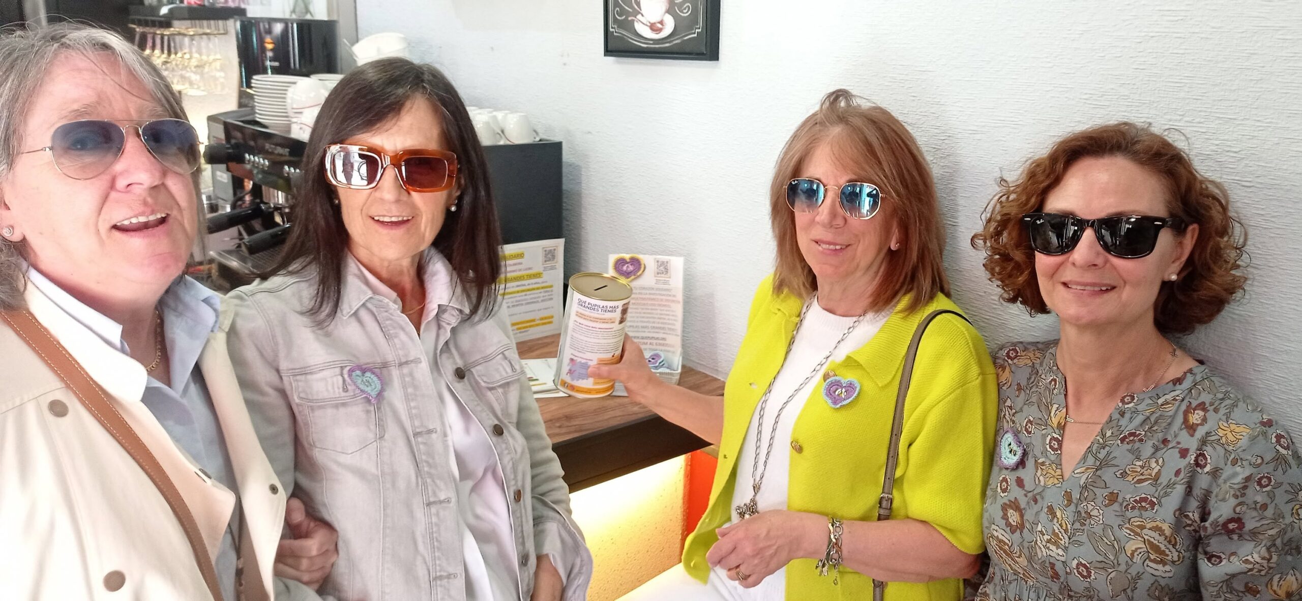 Corazones-pin solidarios para lucir con tu ropa y accesorios.