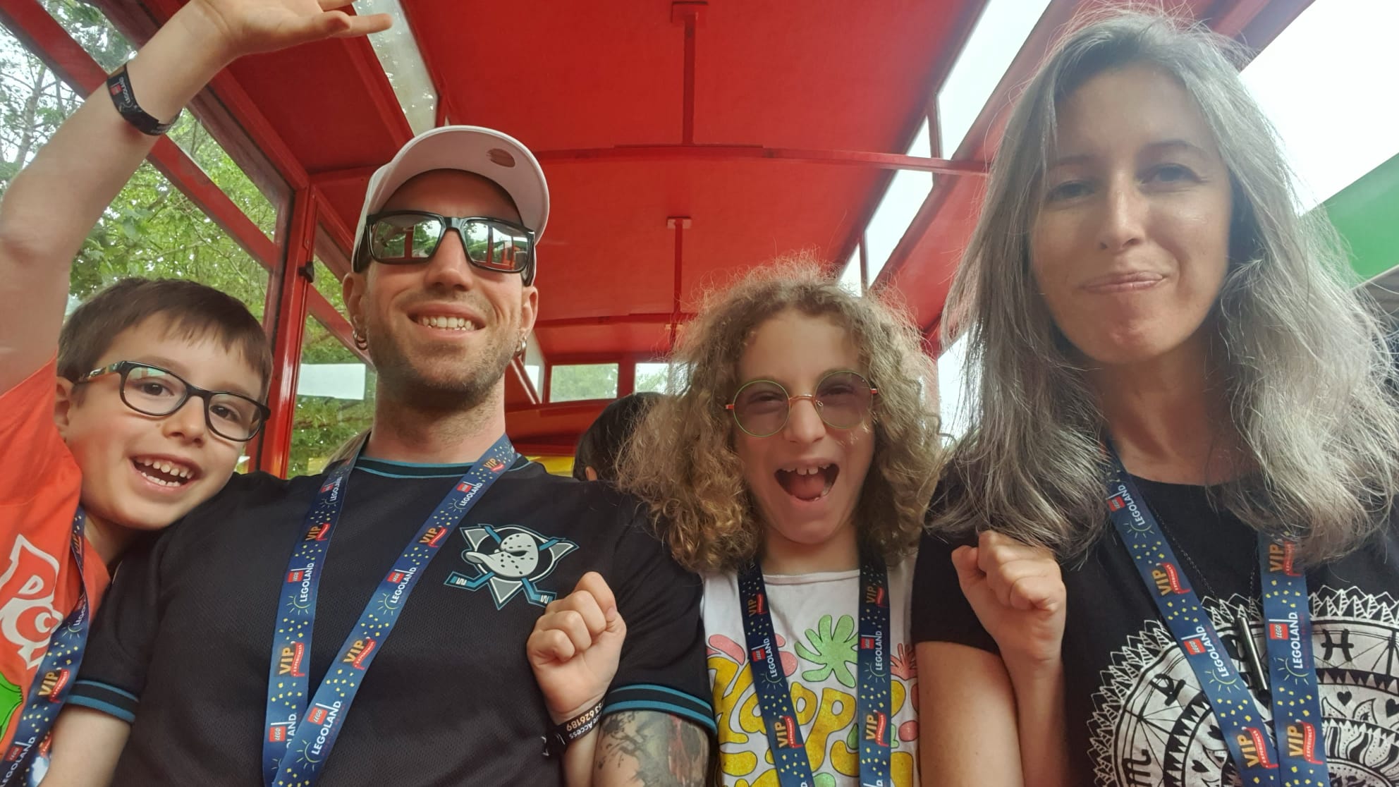 Ángela, David, Jimena y Peyo durante el viaje que Make A Wish le concedió a Jimena en Junio de 2026, en Legoland.