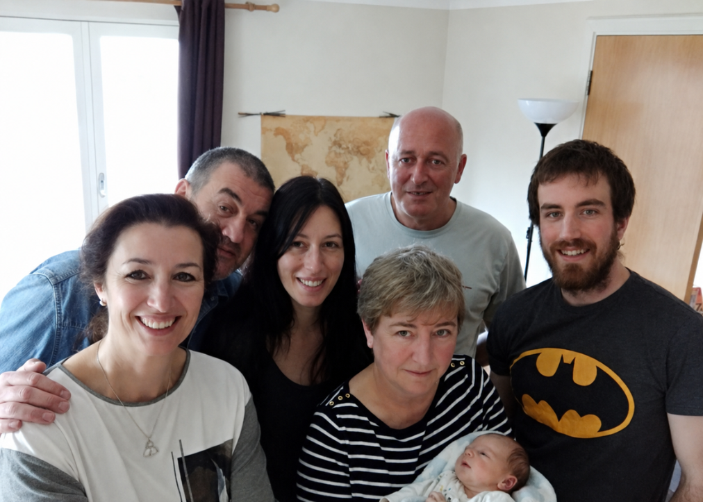 Los padres y abuelos de Jimena, fundadores de Qué Pupilas, días después de su nacimiento.